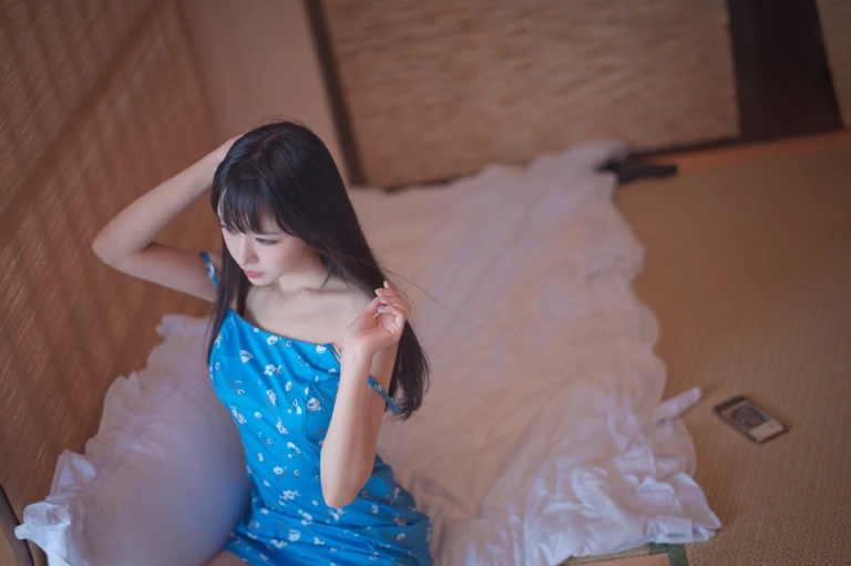 Shika小鹿鹿《蓝裙子》主题写真：16张全套美图