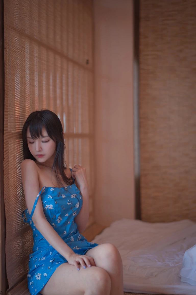 Shika小鹿鹿《蓝裙子》主题写真：16张全套美图