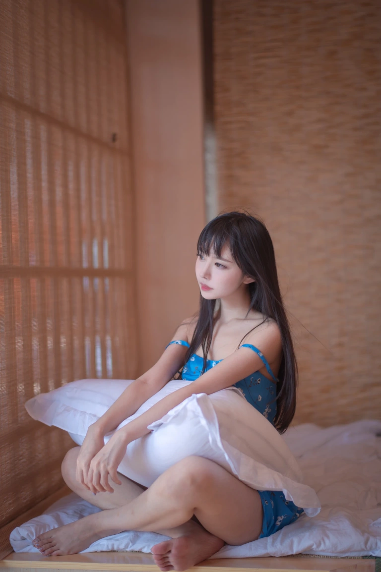 Shika小鹿鹿《蓝裙子》主题写真：16张全套美图