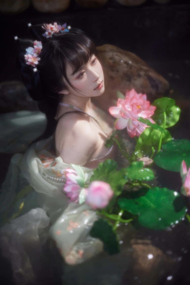 Shika小鹿鹿《不早朝》主题写真：28张全套美图，含1个视频