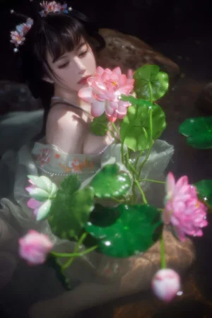 Shika小鹿鹿《不早朝》主题写真：28张全套美图，含1个视频