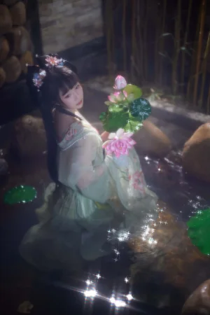 Shika小鹿鹿《不早朝》主题写真：28张全套美图，含1个视频