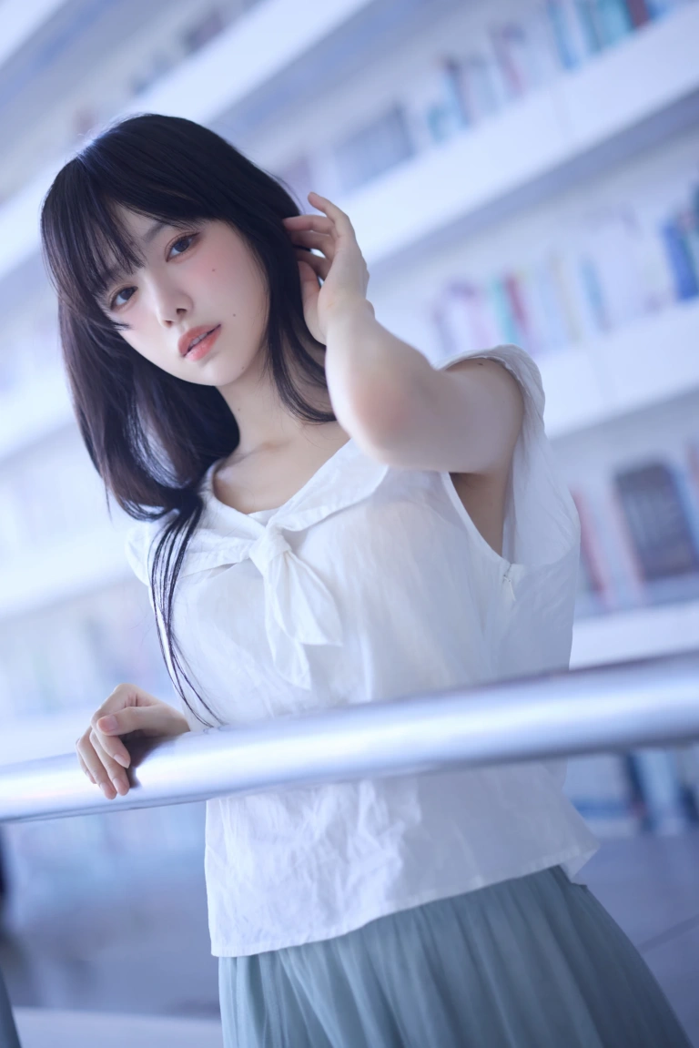 Shika小鹿鹿《图书馆》主题写真：16张全套美图