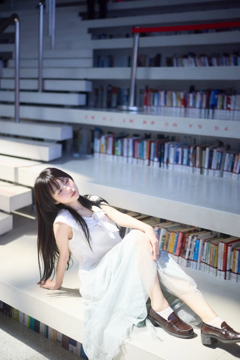 Shika小鹿鹿《图书馆》主题写真：16张全套美图
