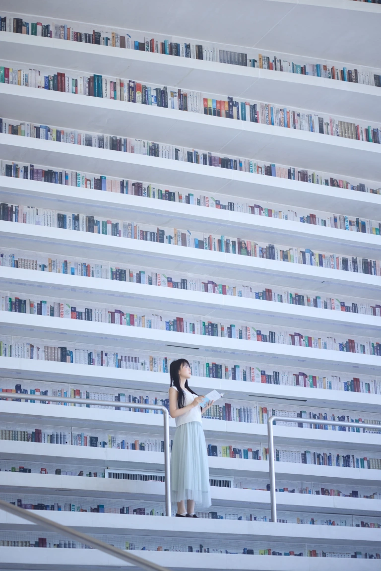 Shika小鹿鹿《图书馆》主题写真：16张全套美图