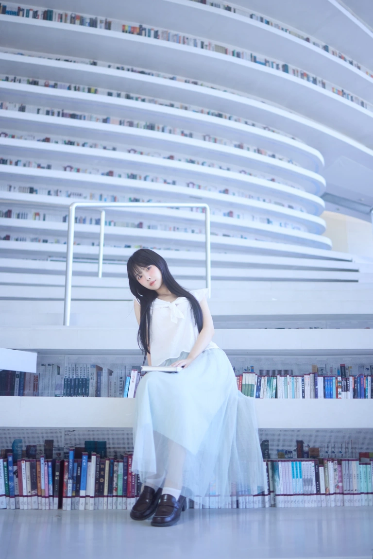 Shika小鹿鹿《图书馆》主题写真：16张全套美图