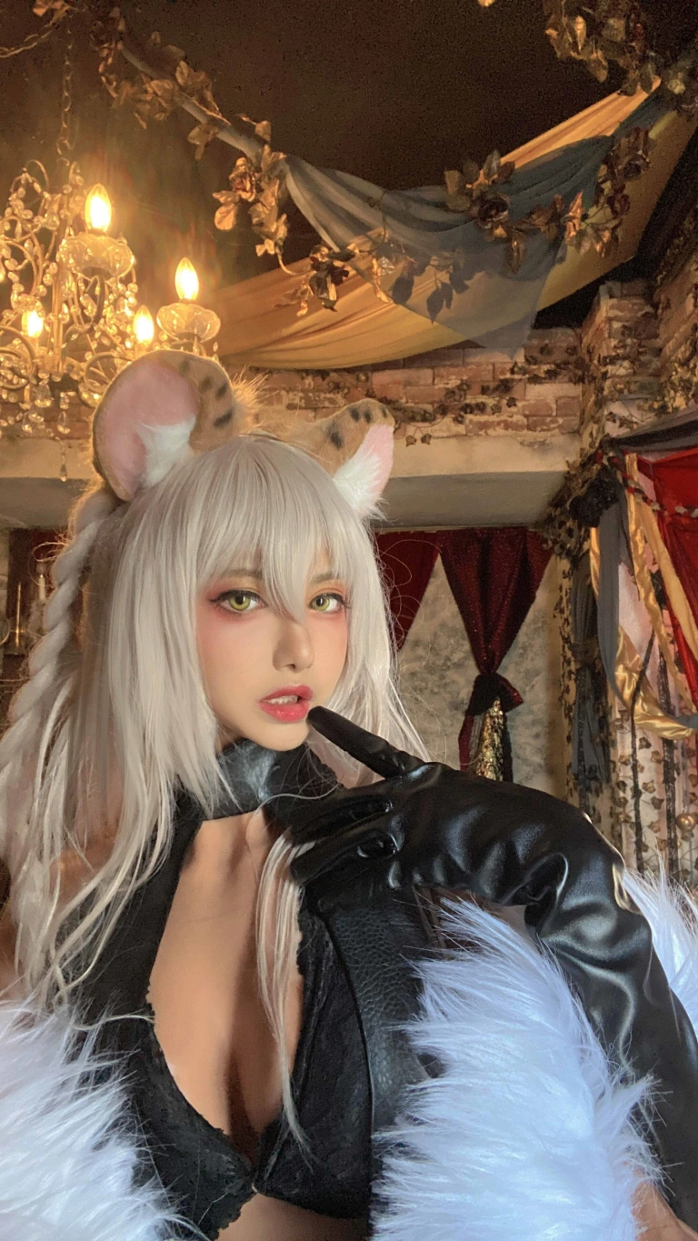 Shika小鹿鹿《莎拉自拍集》主题写真：30张全套美图