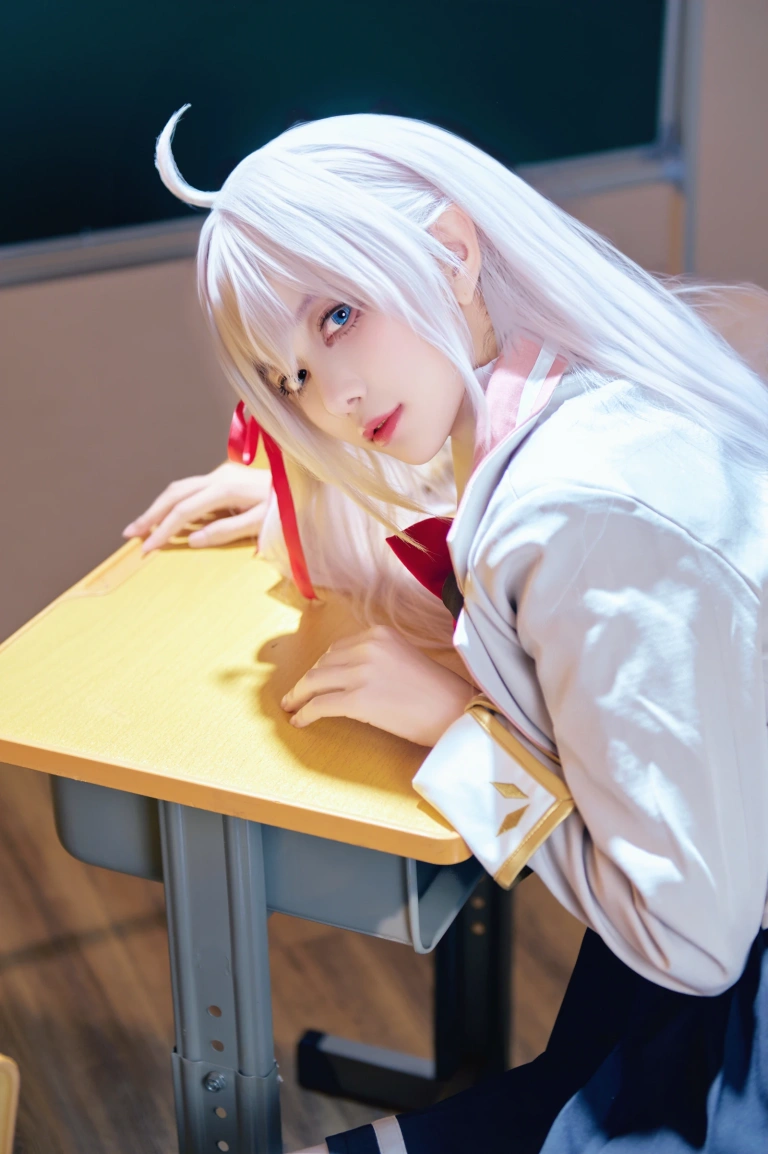 Shika小鹿鹿《邻座艾莉同学》主题写真：38张全套美图，含2个视频