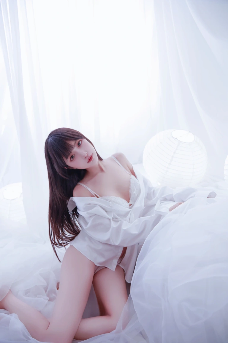 Shika小鹿鹿《纯白》主题写真：18张全套美图
