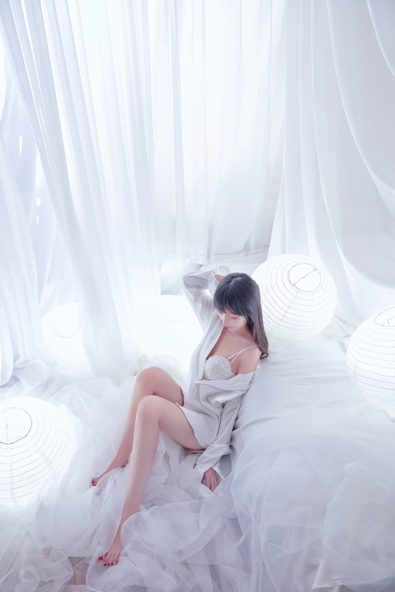 Shika小鹿鹿《纯白》主题写真：18张全套美图