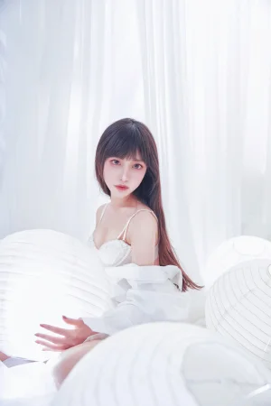 Shika小鹿鹿《纯白》主题写真：18张全套美图
