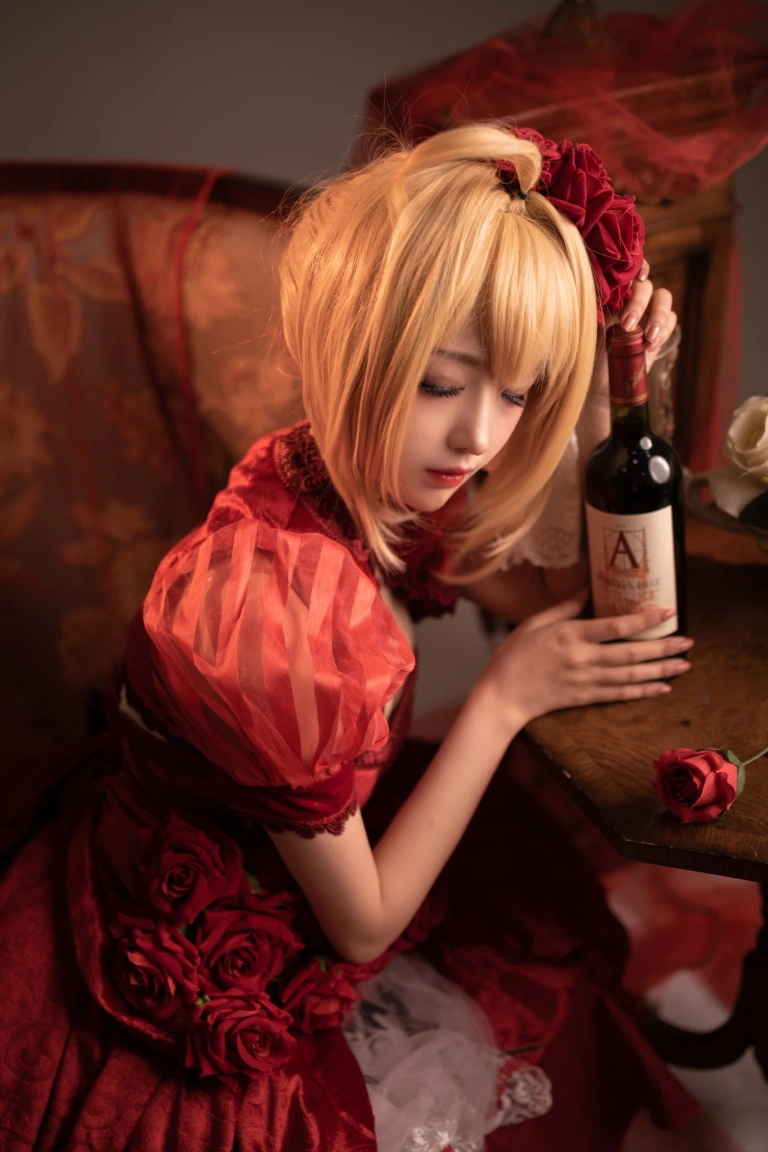 Shika小鹿鹿《尼禄礼服》主题写真：15张全套美图