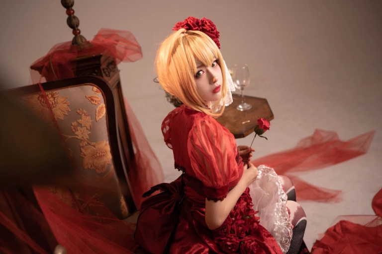 Shika小鹿鹿《尼禄礼服》主题写真：15张全套美图