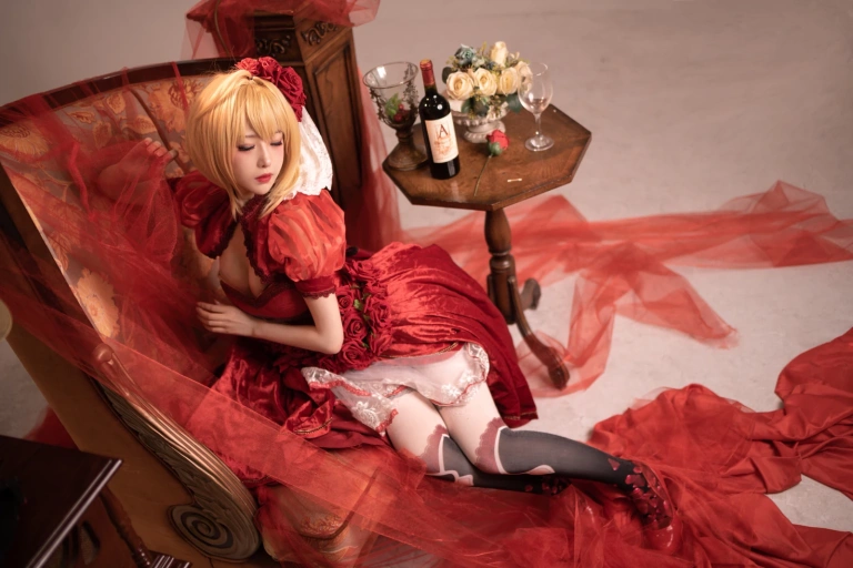 Shika小鹿鹿《尼禄礼服》主题写真：15张全套美图