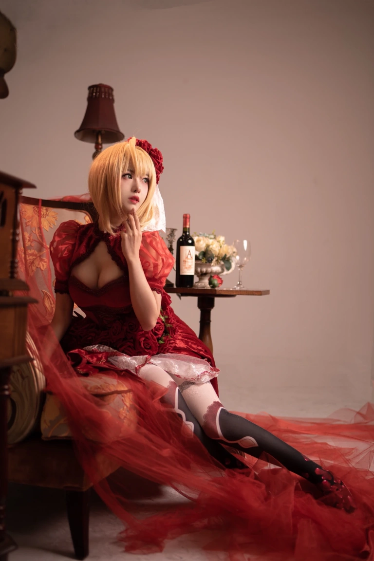 Shika小鹿鹿《尼禄礼服》主题写真：15张全套美图