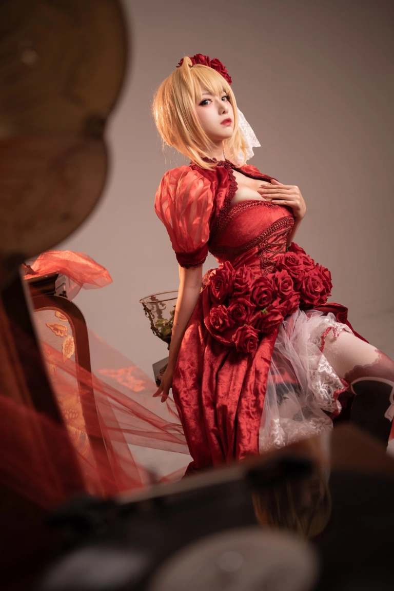 Shika小鹿鹿《尼禄礼服》主题写真：15张全套美图