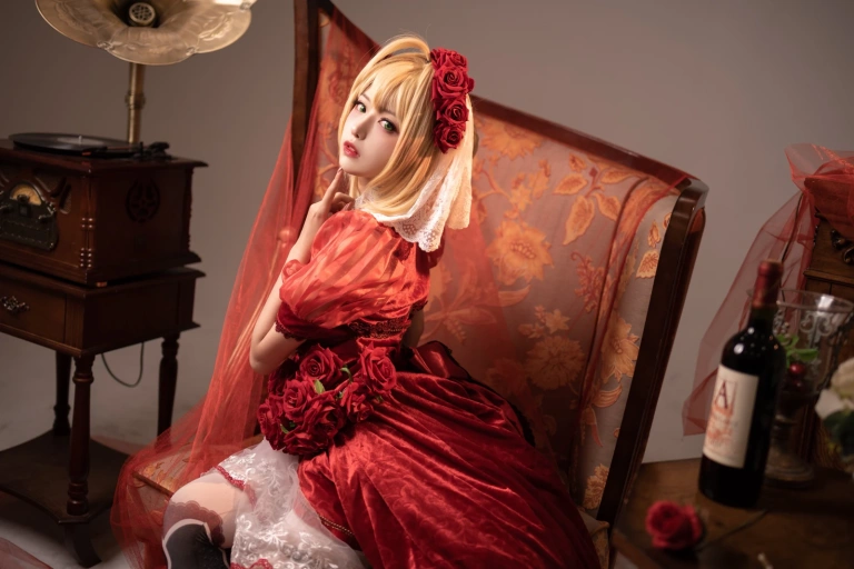 Shika小鹿鹿《尼禄礼服》主题写真：15张全套美图