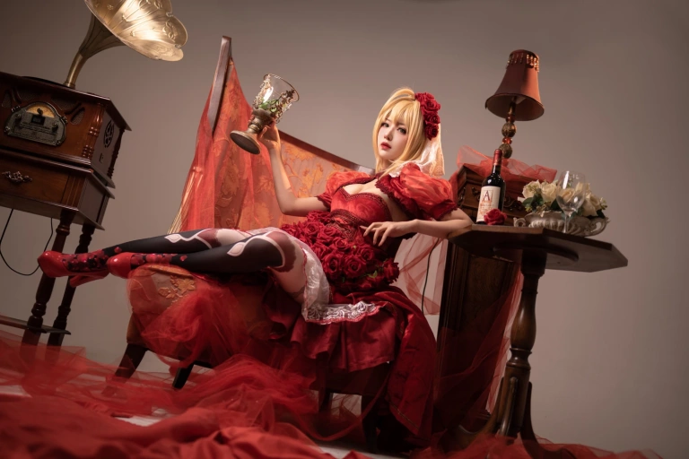 Shika小鹿鹿《尼禄礼服》主题写真：15张全套美图