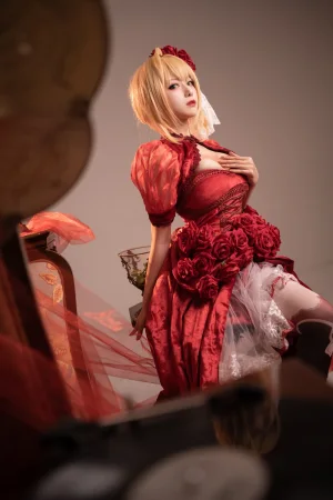 Shika小鹿鹿《尼禄礼服》主题写真：15张全套美图