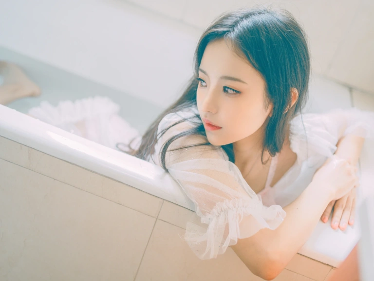 Shika小鹿鹿《浴池》主题写真：9张全套美图