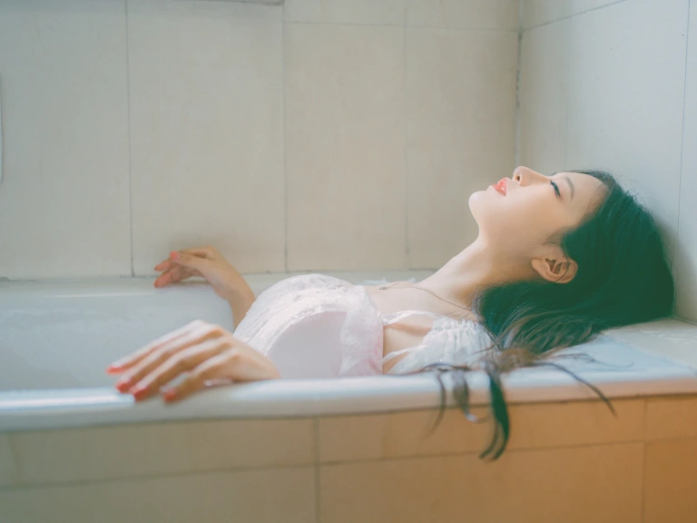 Shika小鹿鹿《浴池》主题写真：9张全套美图
