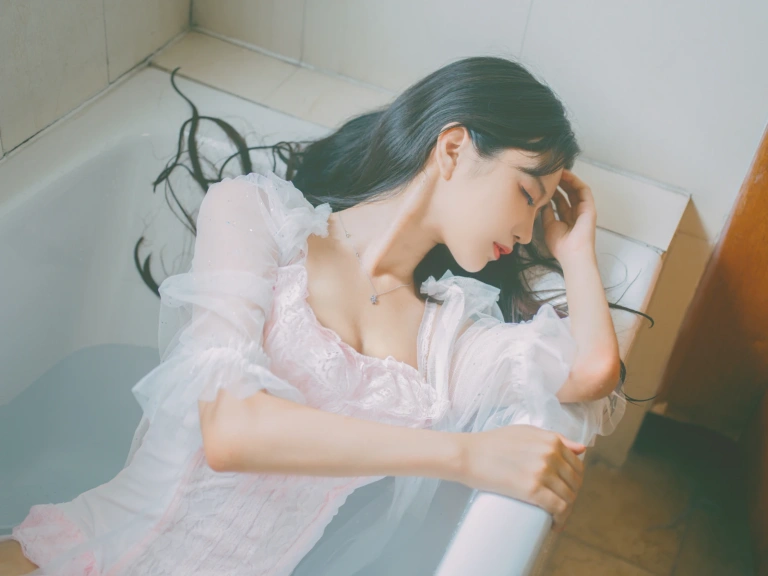 Shika小鹿鹿《浴池》主题写真：9张全套美图