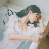 Shika小鹿鹿《浴池》主题写真：9张全套美图