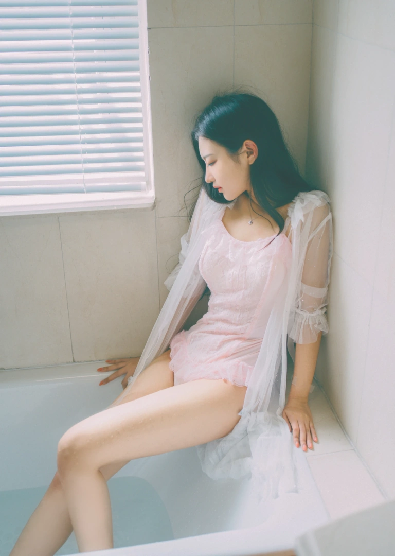 Shika小鹿鹿《浴池》主题写真：9张全套美图
