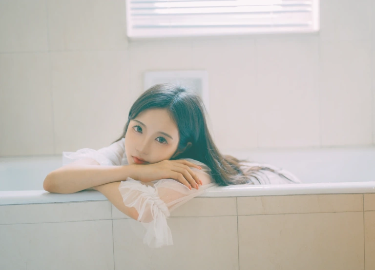 Shika小鹿鹿《浴池》主题写真：9张全套美图