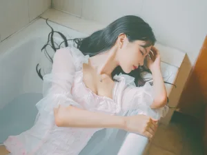 Shika小鹿鹿《浴池》主题写真：9张全套美图