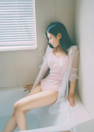 Shika小鹿鹿《浴池》主题写真：9张全套美图