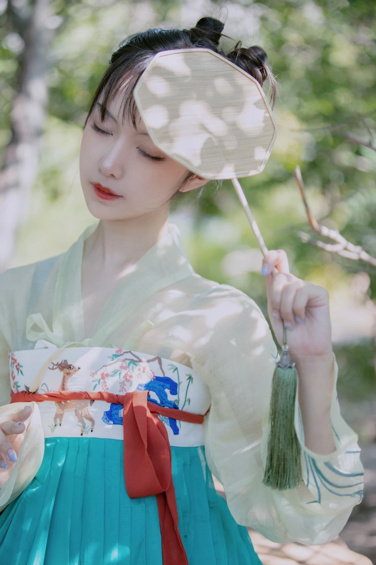 Shika小鹿鹿《中秋》主题写真：18张全套美图