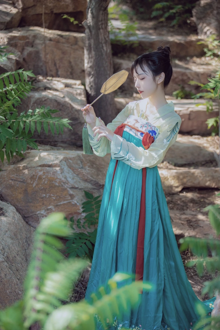 Shika小鹿鹿《中秋》主题写真：18张全套美图