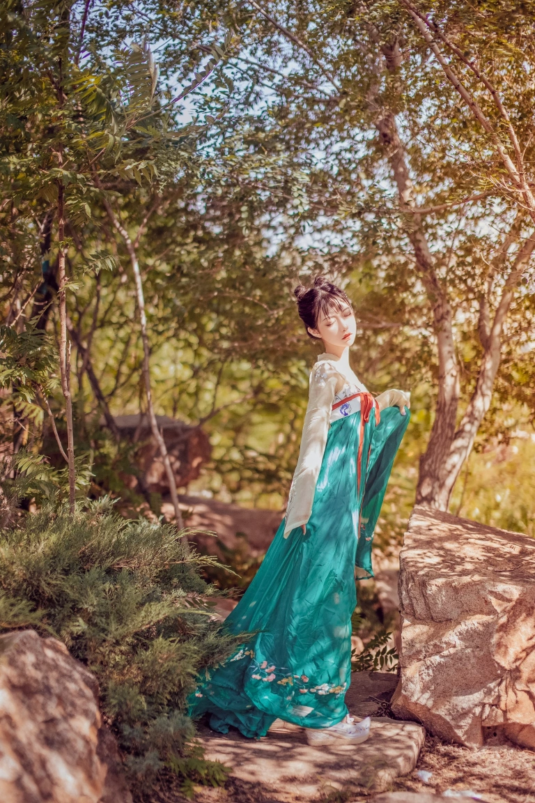 Shika小鹿鹿《中秋》主题写真：18张全套美图