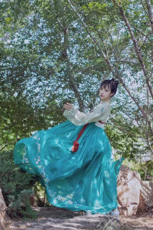 Shika小鹿鹿《中秋》主题写真：18张全套美图