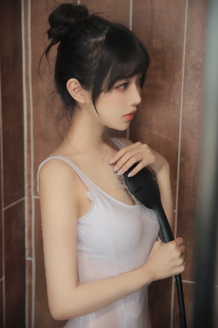 Shika小鹿鹿《半透浴室》主题写真：22张全套美图