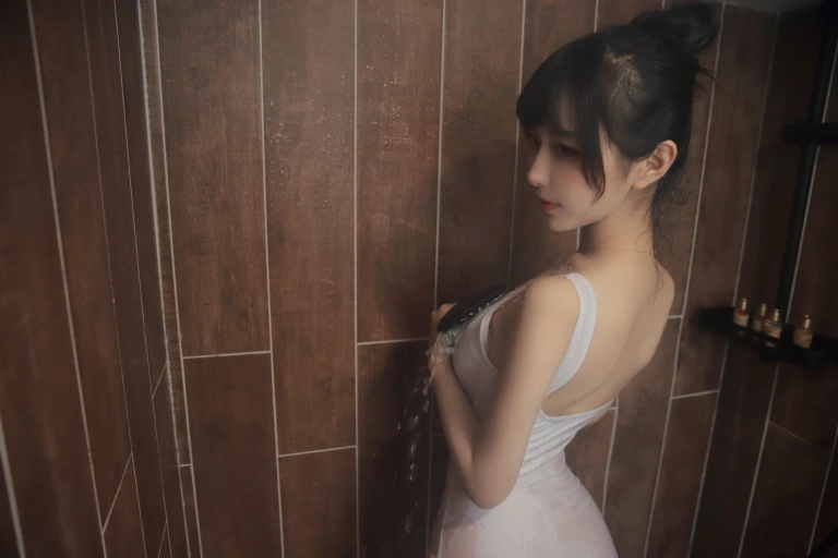 Shika小鹿鹿《半透浴室》主题写真：22张全套美图
