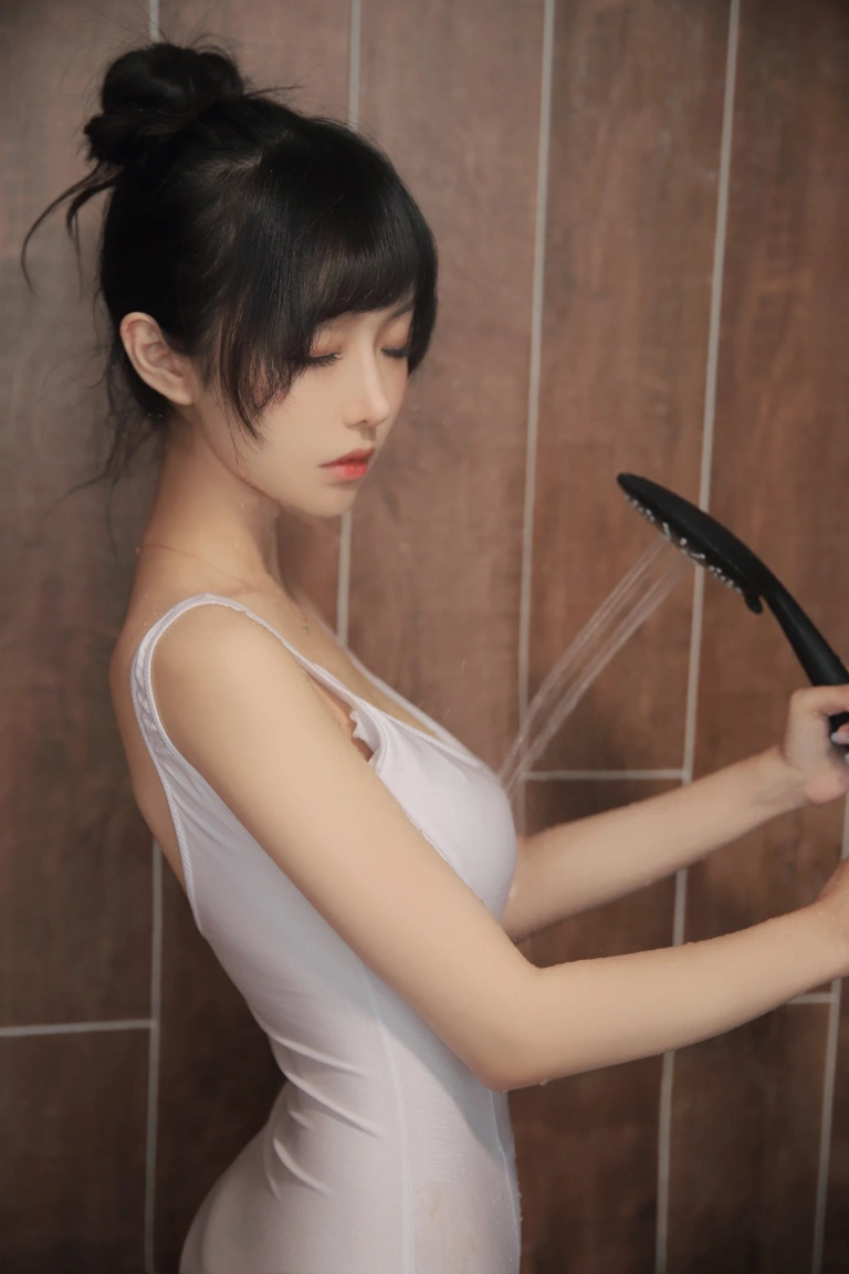 Shika小鹿鹿《半透浴室》主题写真：22张全套美图