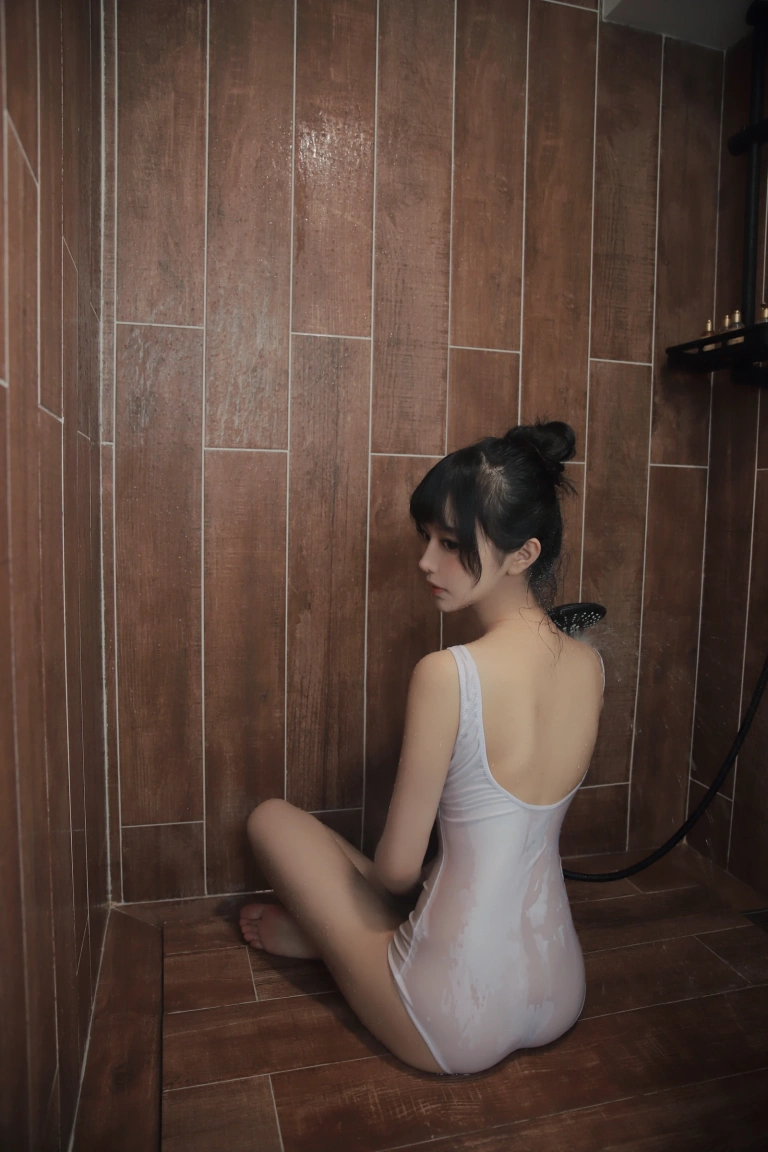 Shika小鹿鹿《半透浴室》主题写真：22张全套美图