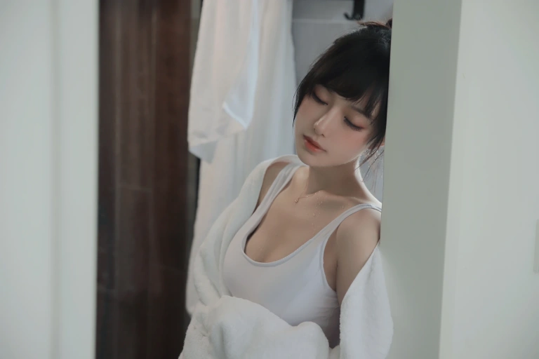 Shika小鹿鹿《半透浴室》主题写真：22张全套美图