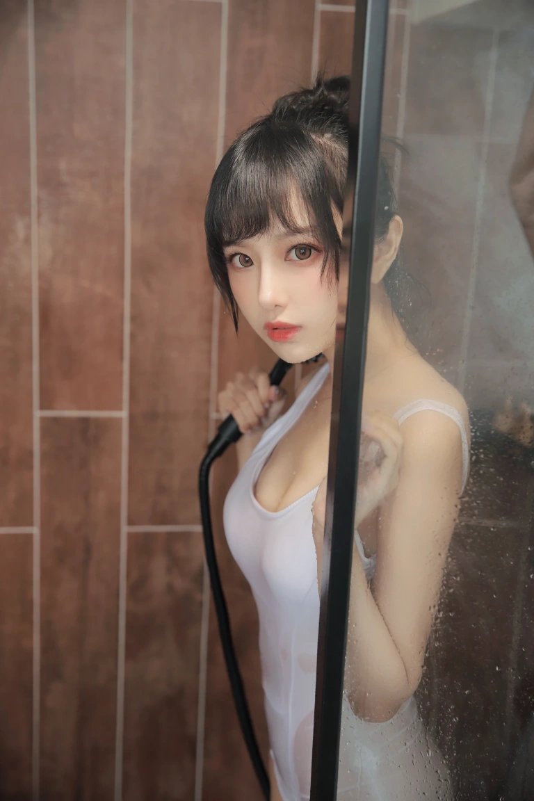 Shika小鹿鹿《半透浴室》主题写真：22张全套美图