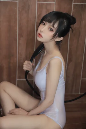 Shika小鹿鹿《半透浴室》主题写真：22张全套美图