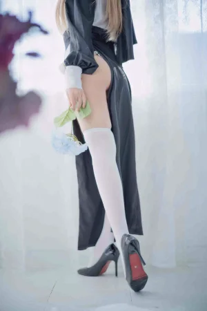 Shika小鹿鹿《修女》主题写真：16张全套美图