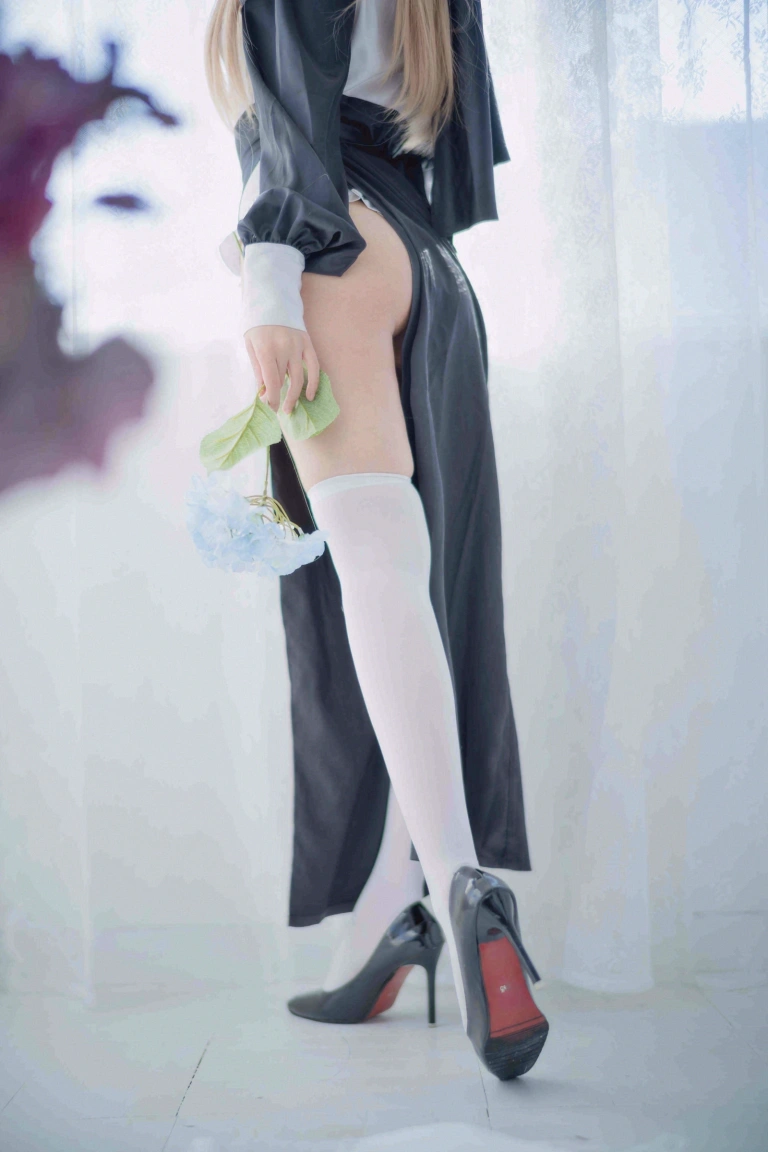 Shika小鹿鹿《修女》主题写真：16张全套美图