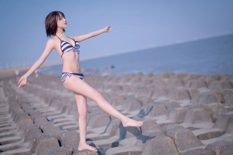 Shika小鹿鹿《加藤惠 泳装》主题写真：17张全套美图