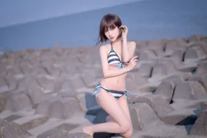 Shika小鹿鹿《加藤惠 泳装》主题写真：17张全套美图
