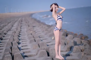Shika小鹿鹿《加藤惠 泳装》主题写真：17张全套美图
