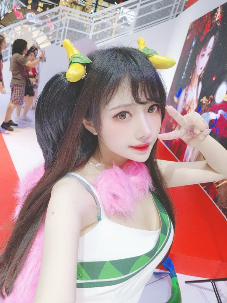 Shika小鹿鹿《第五套 自拍25P》主题写真：25张全套美图