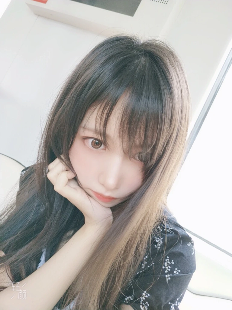 Shika小鹿鹿《第五套 自拍25P》主题写真：25张全套美图