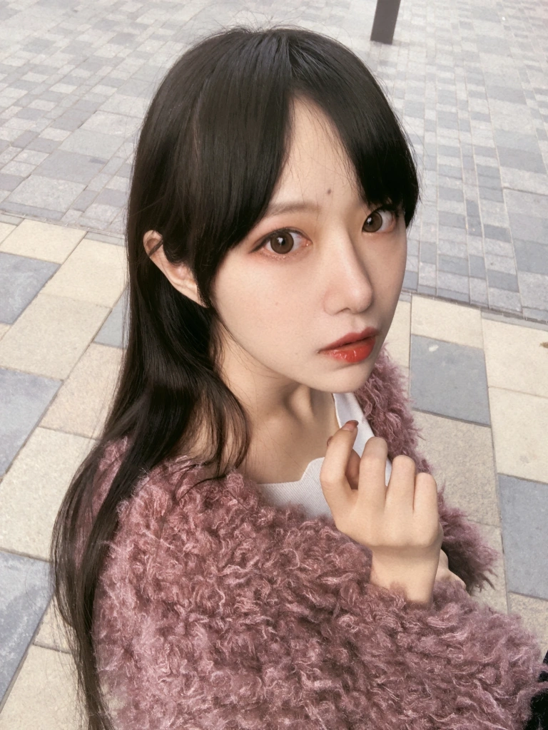 Shika小鹿鹿《第五套 自拍25P》主题写真：25张全套美图